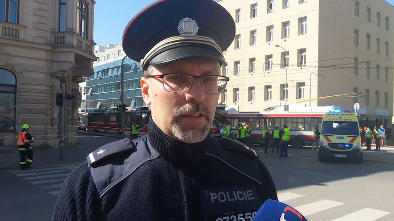 Nehoda trolejbusu a tramvaje v Brně je podle policie bez viníka